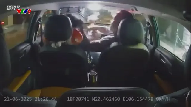 Tài xế taxi bị khách túm tóc đánh tới tấp