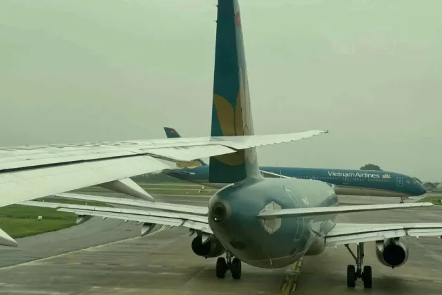 Hai máy bay Vietnam Airlines va quệt trên đường lăn