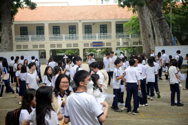 Xe hỏng giữa đường đi thi? Teen bình tĩnh "bẻ lái" vào trường gần nhất, thi nhờ luôn