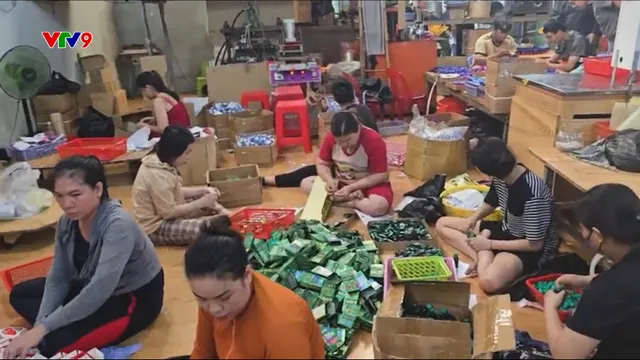 Phá đường dây sản xuất dầu gió giả quy mô lớn