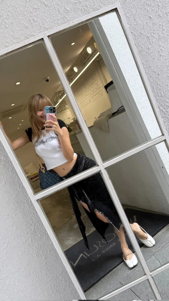 Lisa “thả rương” đồ cũ: Fan hàn “chao đảo” săn item từ thiện, giá sale sập sàn chỉ từ 10%