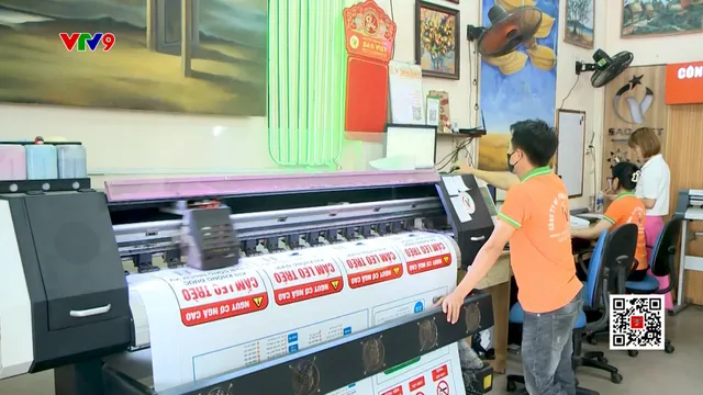 Nhộn nhịp dịch vụ thay đổi biển quảng cáo
