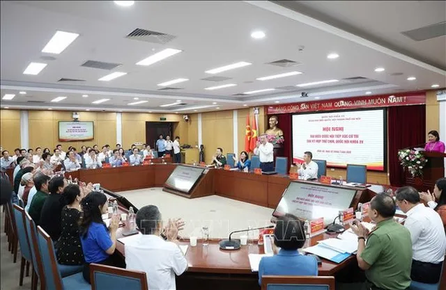 Party chief meets with voters in Hanoi - Ảnh 1.