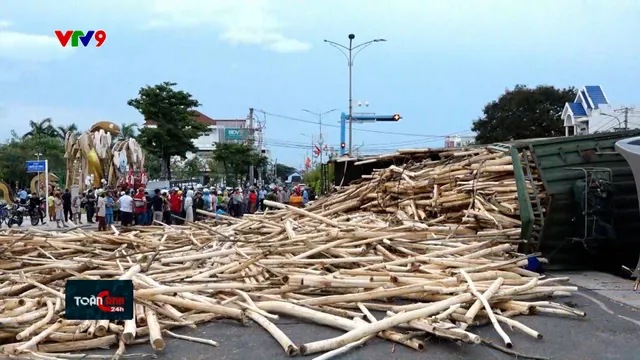 Xe chở gỗ quá tải - Hiểm họa cận kề