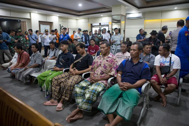 Indonesia dừng tìm kiếm 30 người mất tích sau vụ chìm phà gần đảo Bali - Ảnh 2.