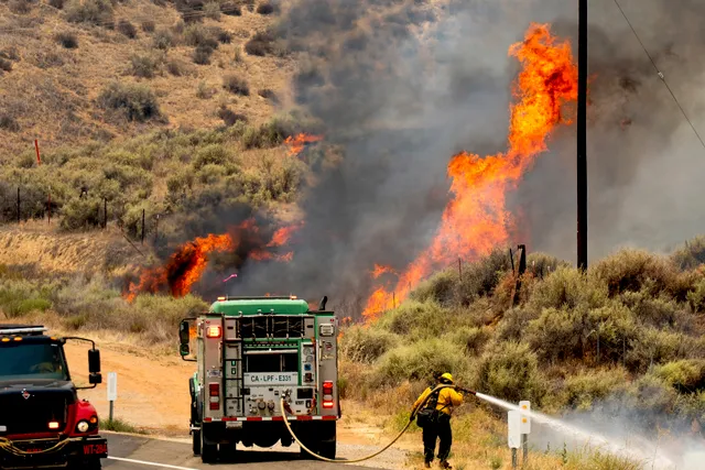 Đám cháy rừng lớn nhất ở California (Mỹ) bùng phát dữ dội - Ảnh 1.