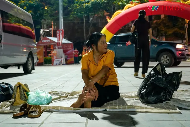 "Đặt gạch", "kê dép": Người hâm mộ xếp hàng thâu đêm chờ mua vé xem chung kết VTV Ferroli Cup 2025- Ảnh 1.