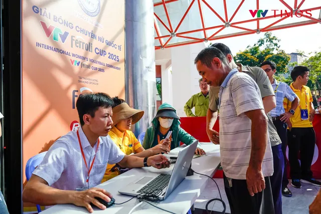 Vĩnh Phúc ‘nóng rực’ sáng 5/7: Biển người xếp hàng mua vé xem bóng chuyền- Ảnh 2. Vĩnh Phúc ‘nóng rực’ sáng 5/7: Biển người xếp hàng mua vé xem bóng chuyền- Ảnh 2.