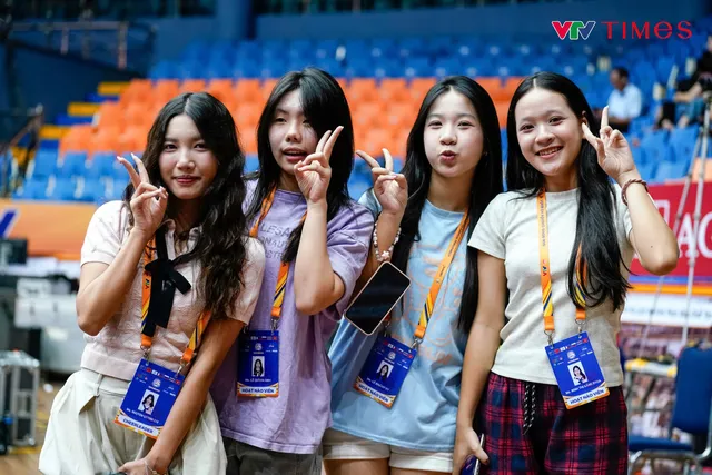 Những khán giả đặc biệt tiếp lửa cho VTV Ferroli Cup 2025- Ảnh 4. Những khán giả đặc biệt tiếp lửa cho VTV Ferroli Cup 2025- Ảnh 4.