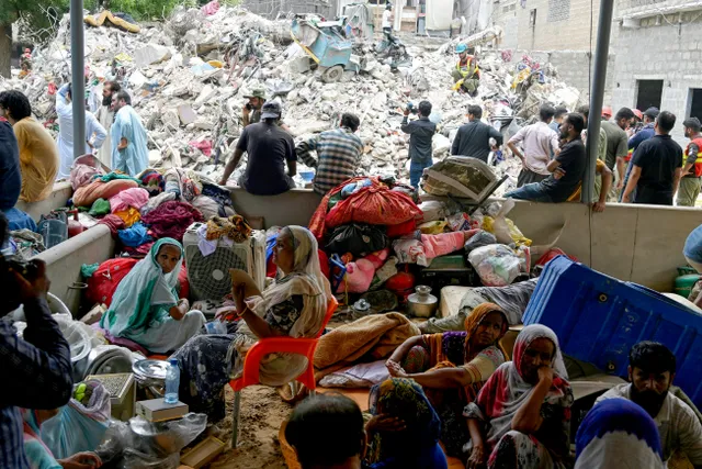 Sập tòa nhà 5 tầng ở Pakistan, ít nhất 14 người thiệt mạng - Ảnh 4.