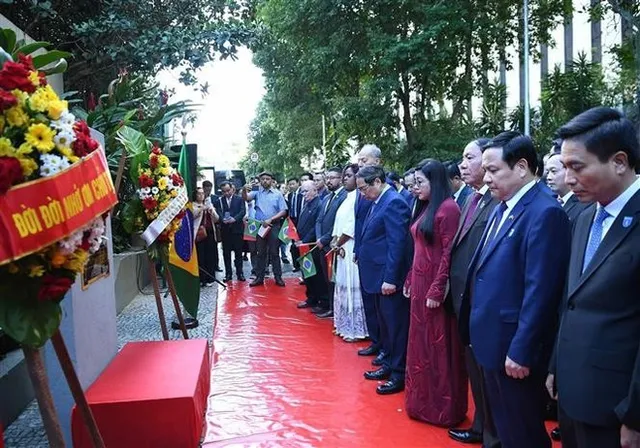 Prime Minister pays floral tribute to President Ho Chi Minh in Brazil - Ảnh 1.