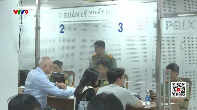 Công an TP. Hồ Chí Minh làm ngoài giờ cấp định danh cho người nước ngoài