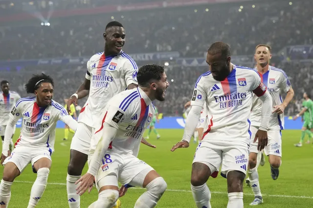 Lyon chính thức trụ hạng Ligue 1 nhờ 200 triệu Euro và PSG hỗ trợ
- Ảnh 1. Lyon chính thức trụ hạng Ligue 1 nhờ 200 triệu Euro và PSG hỗ trợ
- Ảnh 1.