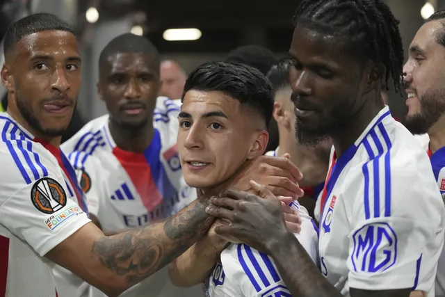 Lyon chính thức trụ hạng Ligue 1 nhờ 200 triệu Euro và PSG hỗ trợ
- Ảnh 2. Lyon chính thức trụ hạng Ligue 1 nhờ 200 triệu Euro và PSG hỗ trợ
- Ảnh 2.