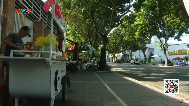 Hàng quán vỉa hè: Cứu cánh cho lao động mất việc