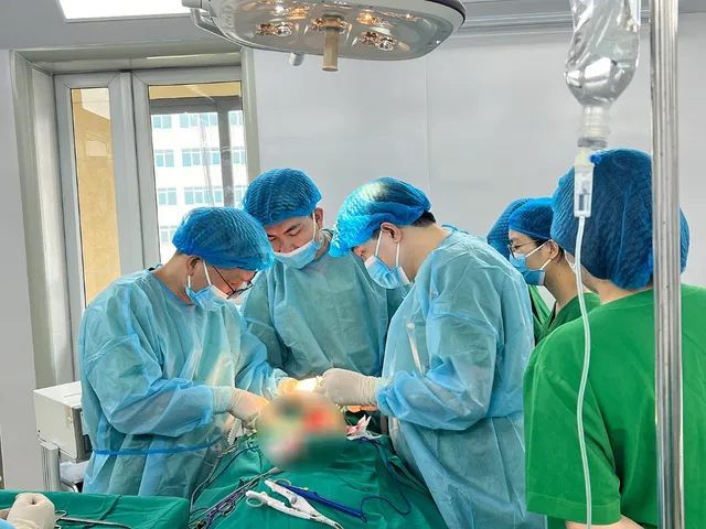 Cứu sống bệnh nhân suy tim với khối u tuyến giáp hiếm gặp chèn ép khí quản- Ảnh 2.