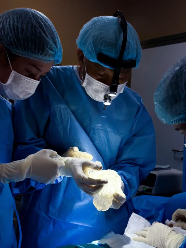 Breast firmness after augmentation: Signs, causes, and treatment - Ảnh 1.