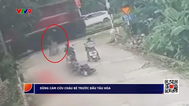 Dũng cảm cứu cháu bé trước mũi tàu hỏa