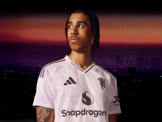 Man United ra mắt mẫu áo đấu sân khách cho mùa giải 2025/2026- Ảnh 1. Man United ra mắt mẫu áo đấu sân khách cho mùa giải 2025/2026- Ảnh 1.