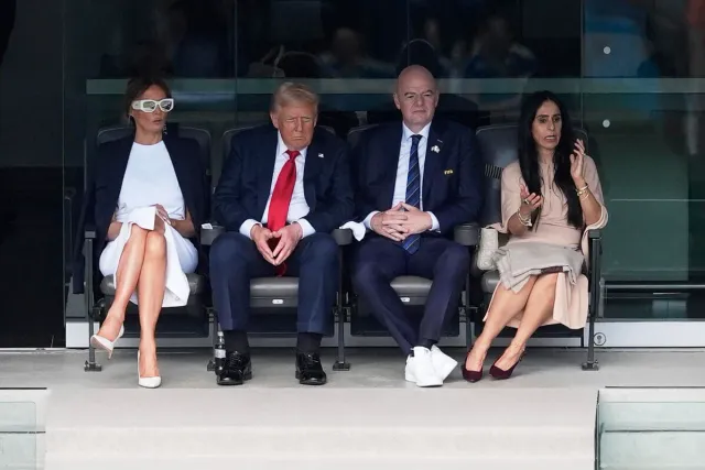 Nhà Trắng lên tiếng về căn bệnh mãn tính khiến ông Trump bị sưng chân và bầm tím tay - Ảnh 1.