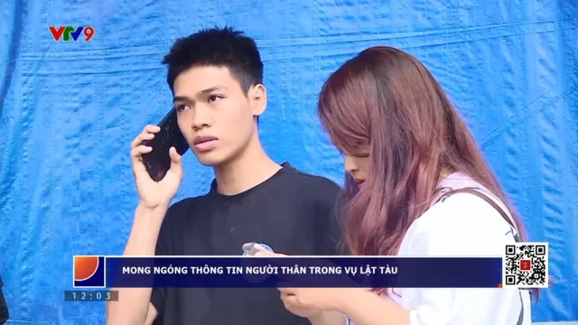 Mong ngóng thông tin người thân trong vụ lật tàu