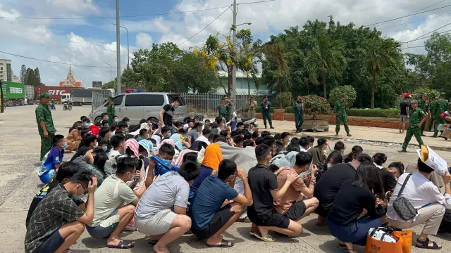 Liên quan đến lừa đảo trực tuyến: Campuchia bàn giao 161 công dân Việt Nam - Ảnh 2.