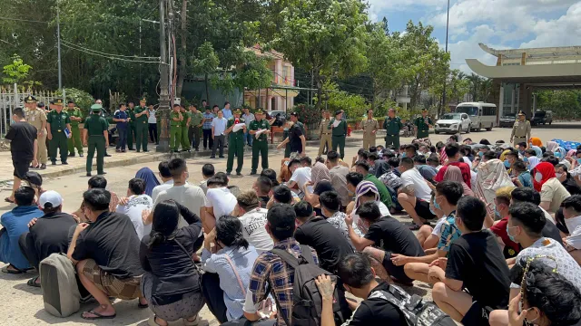 Liên quan đến lừa đảo trực tuyến: Campuchia bàn giao 161 công dân Việt Nam - Ảnh 1.