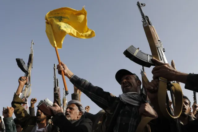 Israel không kích Houthi tại cảng Hodeidah, cảnh báo 'số phận Yemen sẽ như Iran' - Ảnh 2.
