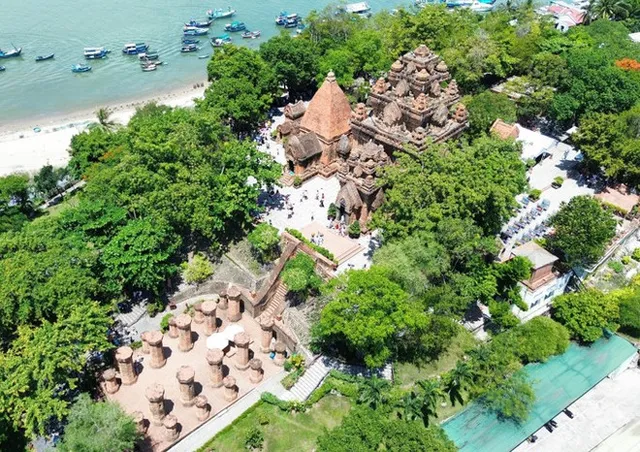 Khanh Hoa’s 1000-year-old Cham towers become tourist hotspots - Ảnh 1.