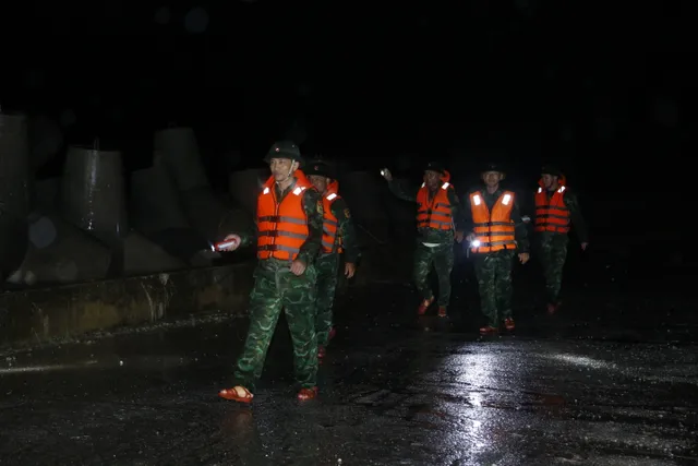 CẬP NHẬT: Tâm bão số 3 đang ở ven bờ Hải Phòng - Ninh Bình - Ảnh 1.