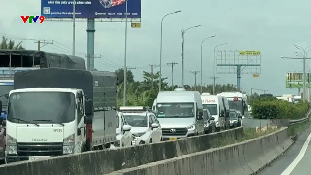 Ùn tắc giao thông trên cao tốc vì sửa chữa cầu