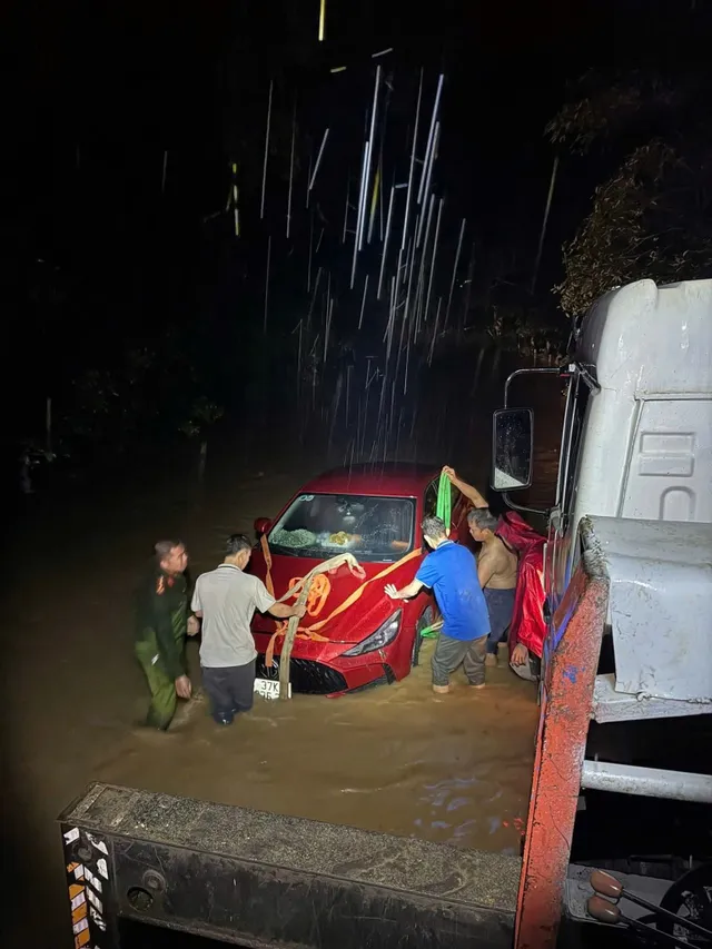 CẬP NHẬT: Bão số 3 suy yếu thành áp thấp nhiệt đới, nhiều người dân chạy lũ trong đêm - Ảnh 1.