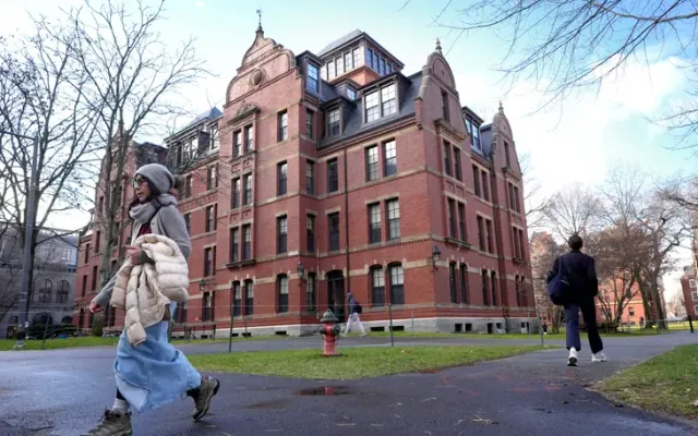 Đại diện Harvard tranh cãi với luật sư chính quyền Tổng thống Trump tại tòa - Ảnh 1.