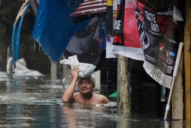 Lũ lớn gây ngập thủ đô Manila, hàng chục nghìn người Philippines phải sơ tán - Ảnh 1.