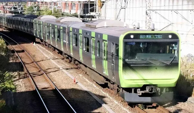 Tuyến đường sắt ở Nhật Bản tạm dừng do sạc dự phòng cháy - Ảnh 1.