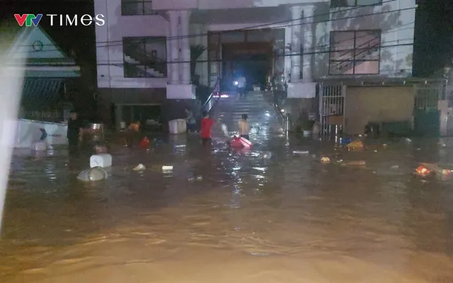 CẬP NHẬT: Bão số 3 suy yếu thành áp thấp nhiệt đới, nhiều người dân chạy lũ trong đêm - Ảnh 1.