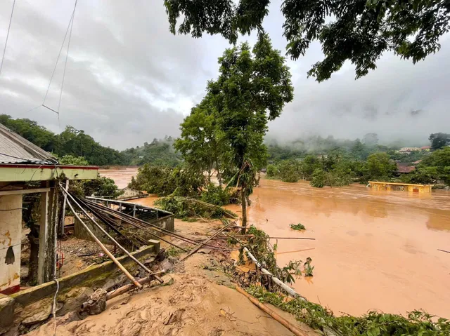 CẬP NHẬT: Bão số 3 suy yếu thành áp thấp nhiệt đới, nhiều người dân chạy lũ trong đêm - Ảnh 1.
