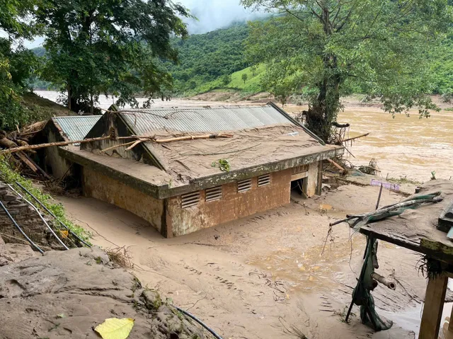 CẬP NHẬT: Bão số 3 suy yếu thành áp thấp nhiệt đới, nhiều người dân chạy lũ trong đêm - Ảnh 3.