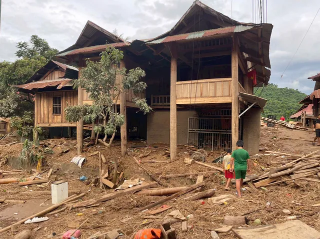 CẬP NHẬT: Bão số 3 suy yếu thành áp thấp nhiệt đới, nhiều người dân chạy lũ trong đêm - Ảnh 2.