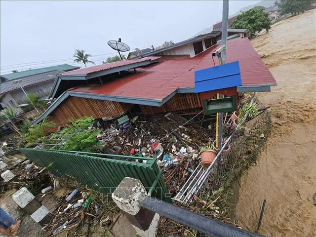 Bão Wipha gây ngập lụt nghiêm trọng tại Lào - Ảnh 2.