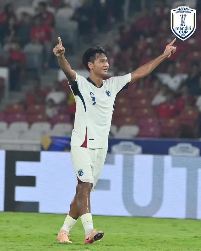 U23 Indonesia hạ gục Thái Lan sau loạt luân lưu nghẹt thở, hẹn U23 Việt Nam ở Chung kết- Ảnh 1. U23 Indonesia hạ gục Thái Lan sau loạt luân lưu nghẹt thở, hẹn U23 Việt Nam ở Chung kết- Ảnh 1.