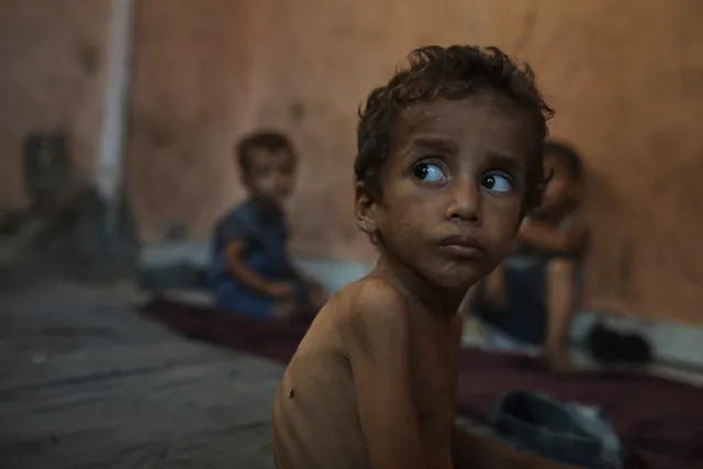 Người mẹ ở Dải Gaza chật vật nuôi 6 con trong nạn đói - Ảnh 1.