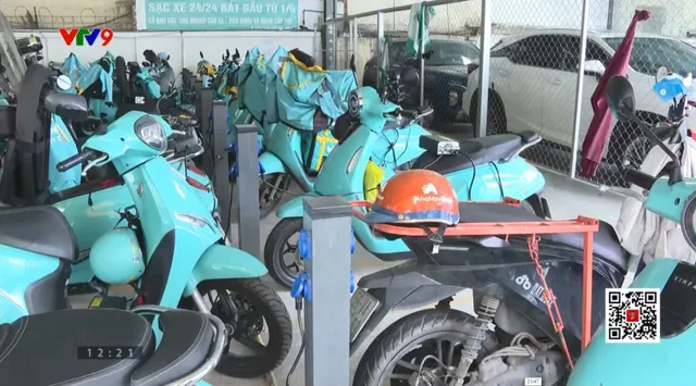 Cần lộ trình chuyển đổi xe xăng sang xe điện