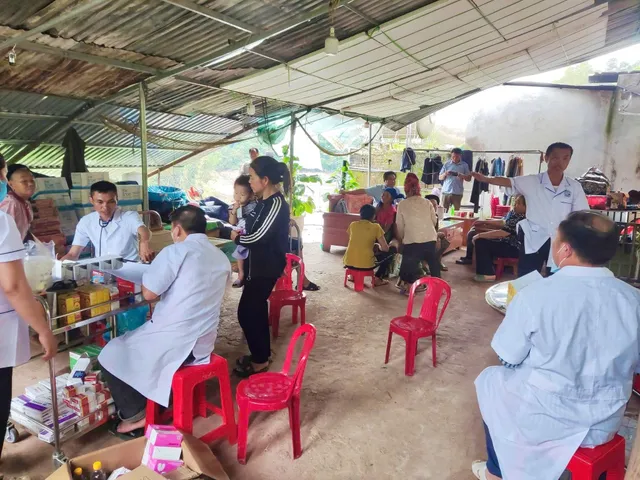 Nghệ An: Cấp tốc thành lập trạm y tế dã chiến tại xã Mỹ Lý sau lũ dữ- Ảnh 2. Nghệ An: Cấp tốc thành lập trạm y tế dã chiến tại xã Mỹ Lý sau lũ dữ- Ảnh 2.
