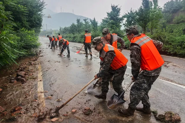 Trung Quốc sơ tán hơn 4.000 người do mưa lớn và cảnh báo lũ lụt (Reuters) - Ảnh 2.
