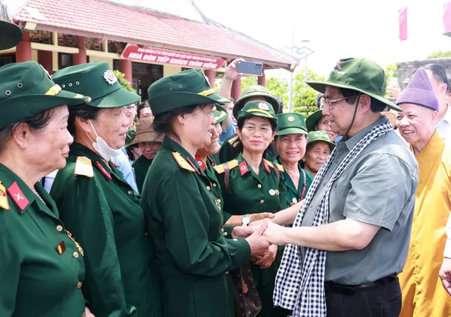 PM pays tribute to revolutionary leaders, war heroes in Quang Tri, Hue - Ảnh 1.
