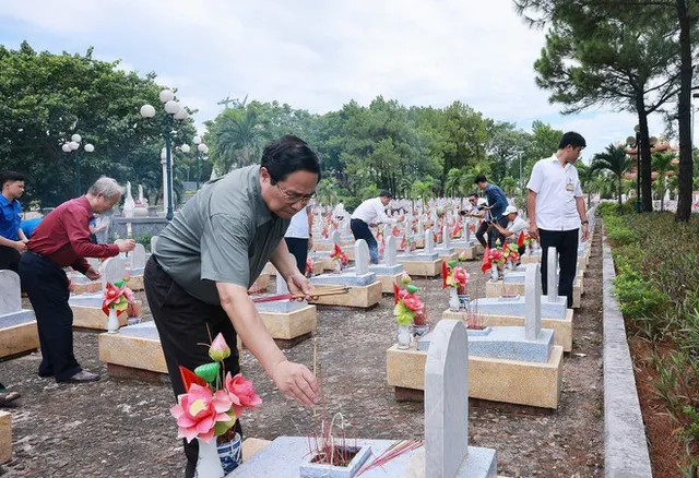 PM pays tribute to revolutionary leaders, war heroes in Quang Tri, Hue - Ảnh 2.