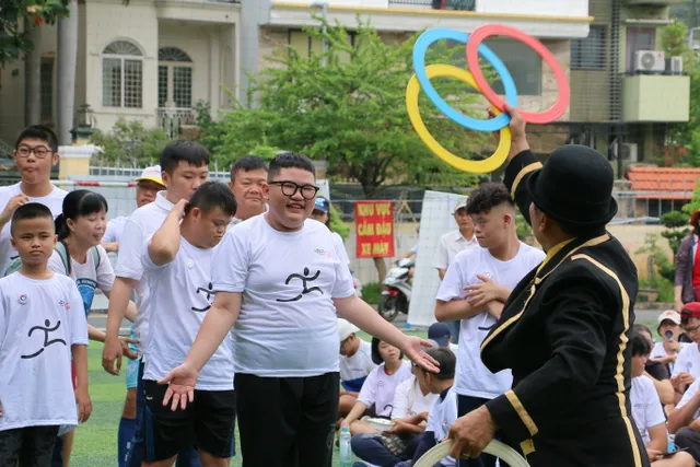 Hơn 100 người cùng Special Olympics Việt Nam hưởng ứng Tuần lễ Hòa nhập Toàn cầu- Ảnh 2.