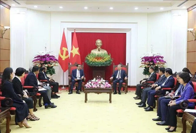 Vietnamese Party chief receives Chairman of Indias Adani Group - Ảnh 1.