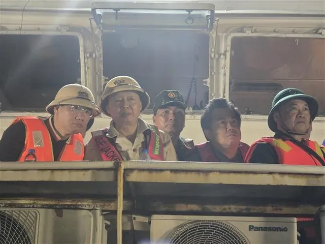 Capsized tourist boat in Quang Ninh towed ashore - Ảnh 1.